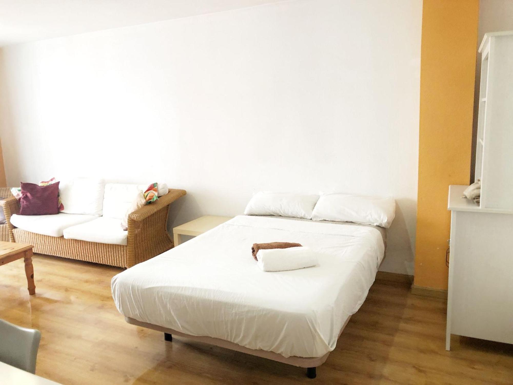 Central Market Guestrooms Аликанте Экстерьер фото
